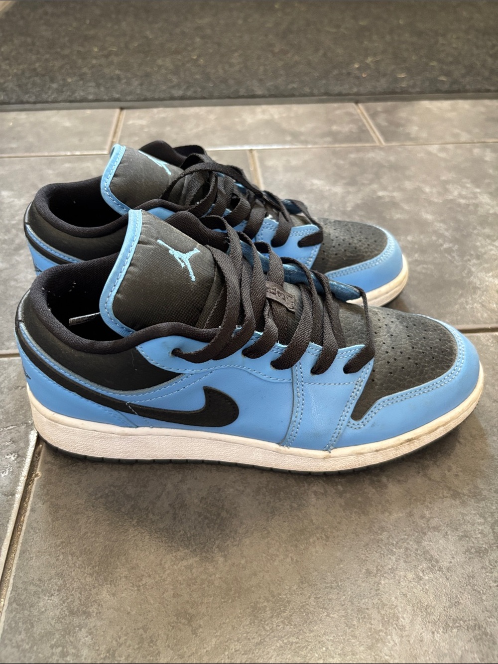 Jordan Kids Low-Top Sneakers in University Blue and Black